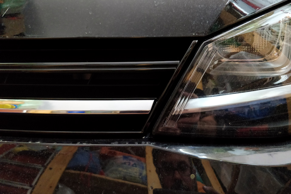 Grille lines up perfectly now on the right — Volkswagen Golf Mk7