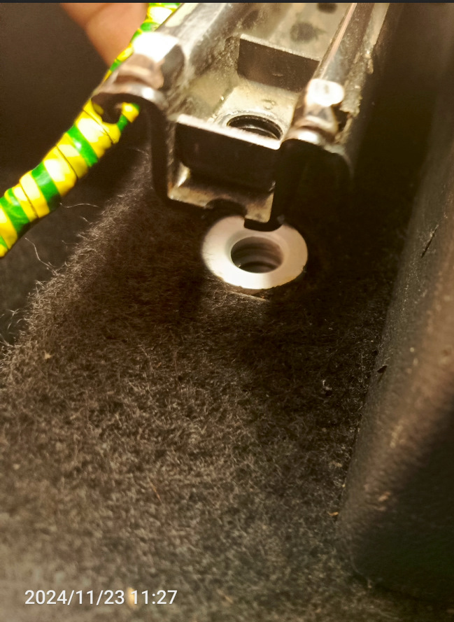 Водительское сзади с права, можно гайку без шайбы. — Nissan Almera V (G11/15)