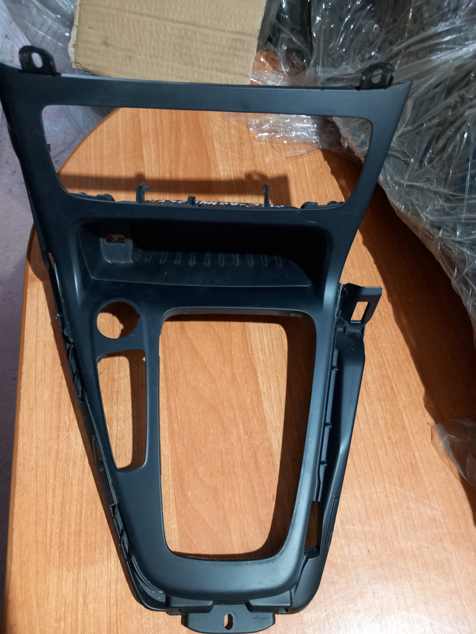 Рестайлинговая крышка консоли с кармашком — Ford Focus Hatchback III