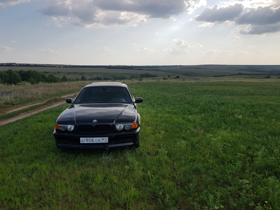 Вроде и есть, что то, но не цепляет, морда теряется — BMW 7 series (E38)