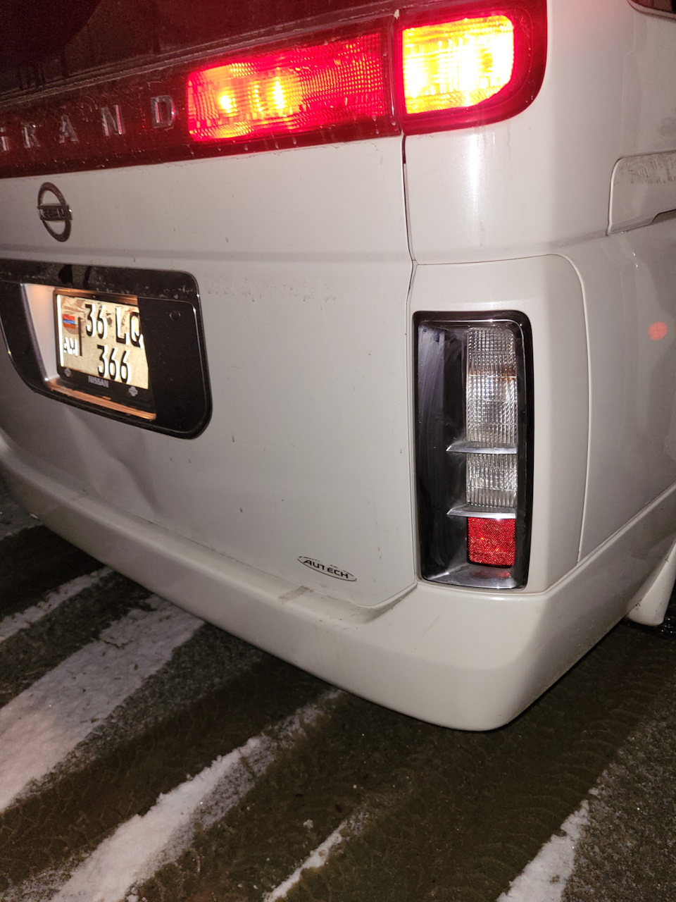 Замена накладак на задние фонари от райдер — Nissan Elgrand (E51), 3,5 ...
