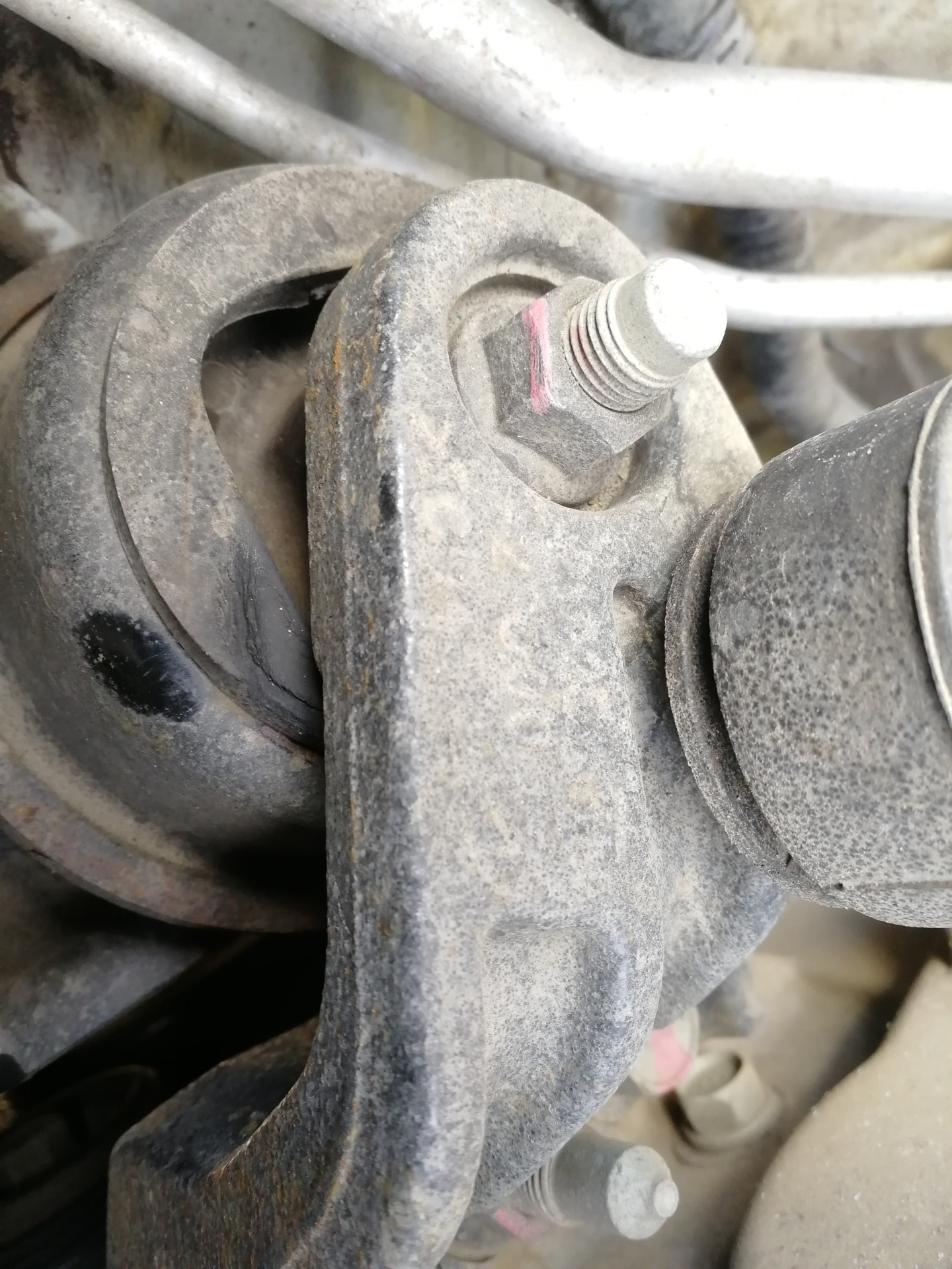 Может ли стучать подушка двигателя. Опора коробки поло седан. Опора коробки поло седан. 6. Может ли стучать подушка двигателя.