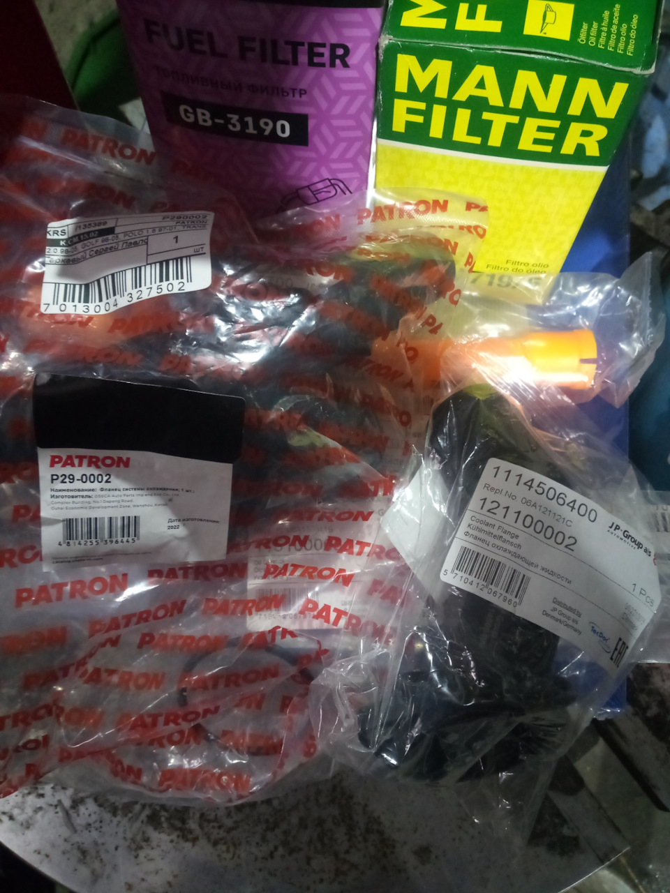 Флянец термостата и тройник боковой. — Skoda Octavia Combi A4 Mk1. Запчасти на фото: GB3190, P290002, 1114506400, 06A121121C, 121100002