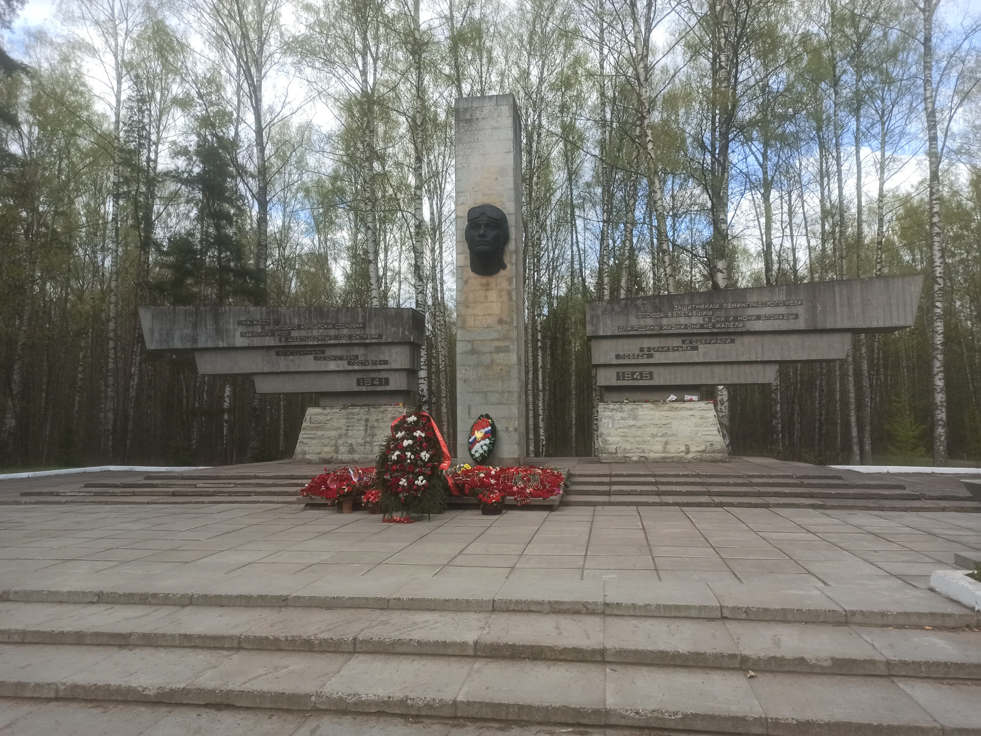 Аэродром сосновка. Памятник летчикам в Сосновке. Аэродром Сосновка памятник. Памятники воинской славы. Памятник военным лётчикам.