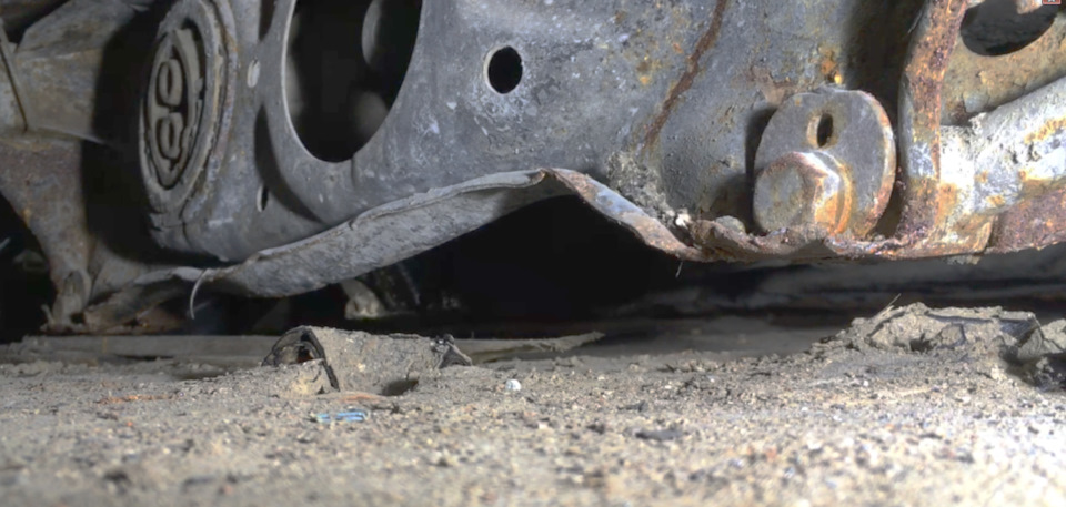 Нижние уши подрамника стерты, начало грызть сами нижние рычаги — Toyota Crown Wagon (S120)