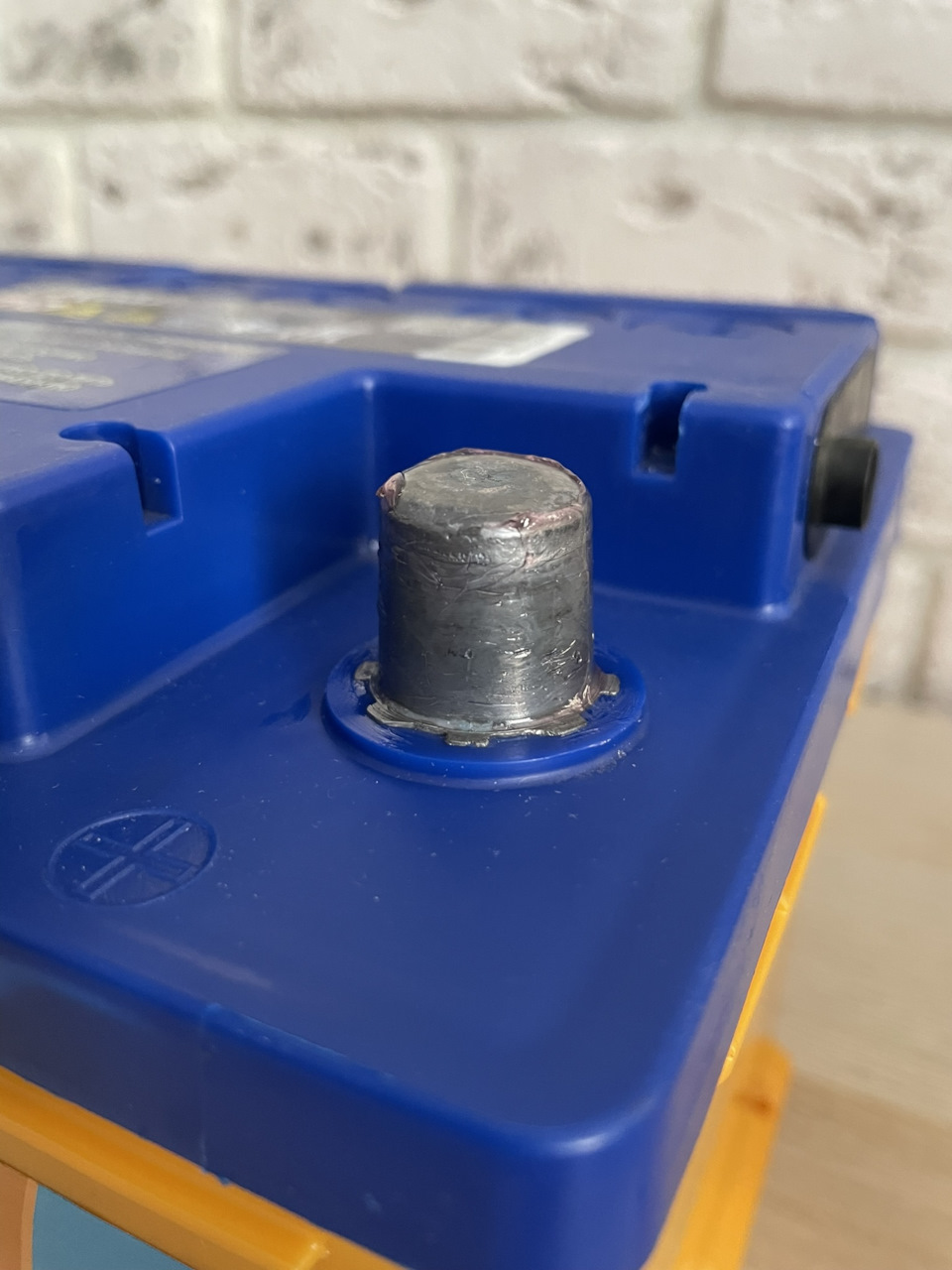 Нанёс тонким слоем на контакты АКБ. — Ford Focus Sedan II