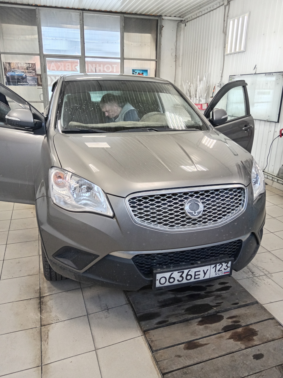 Тонированная полоса на лобовое стекло — SsangYong Actyon (2G), 2 л ...