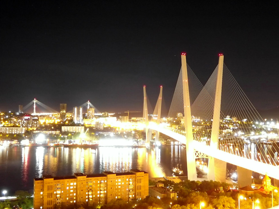 Без такой фотки считай, что не бывал во Владивостоке)) Вид на бухту Золотой Рог и на одноимённый мост в ночное время со смотровой площадки. — Nissan Serena Mk IV (C26)