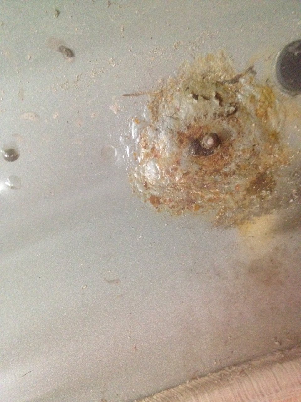 Это верхняя шпилька на которой держится задний правый подкрылок. — Saab 9-3 (2G)