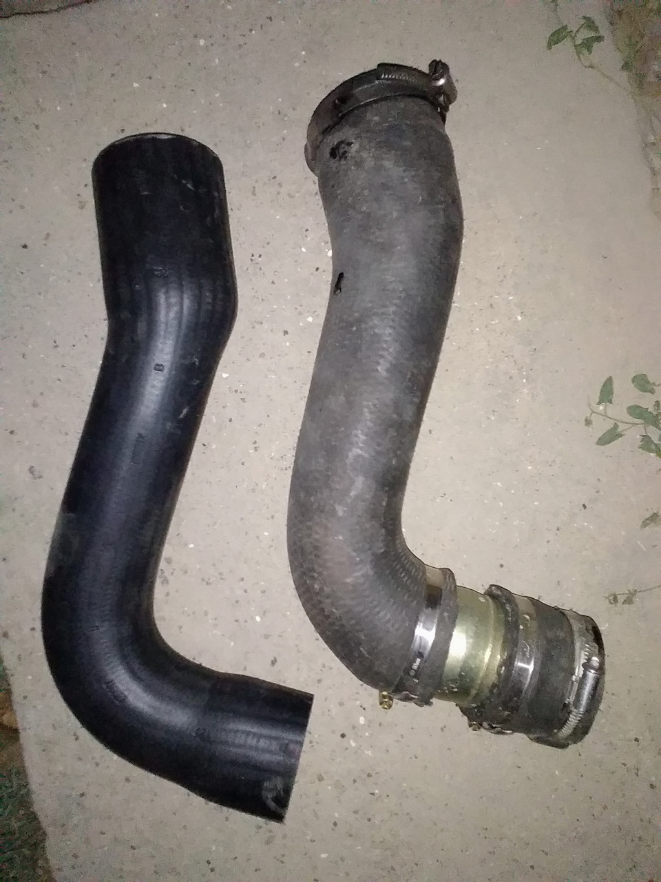 замена нижнего патрубка. патрутки охлаждения пассат б 5. замена нижнего патрубка. холодный нижний патрубок радиатора ваз 2114. замена нижнего патрубка.