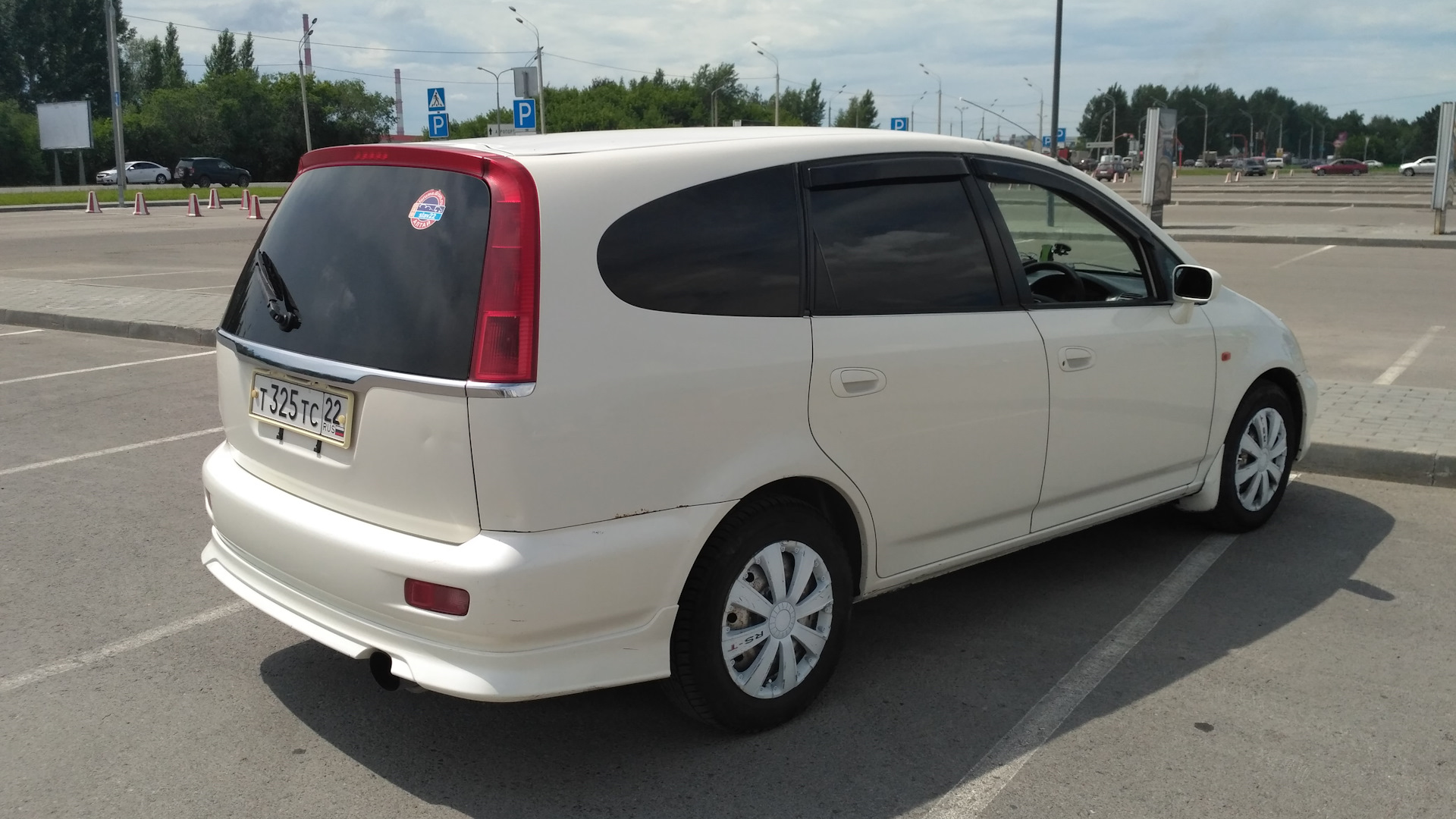 Хонда улан удэ. Хонда стрим 2001 белая. Honda Stream rn1 Рестайлинг. Honda Stream белый. Хонда стрим белый rn1.