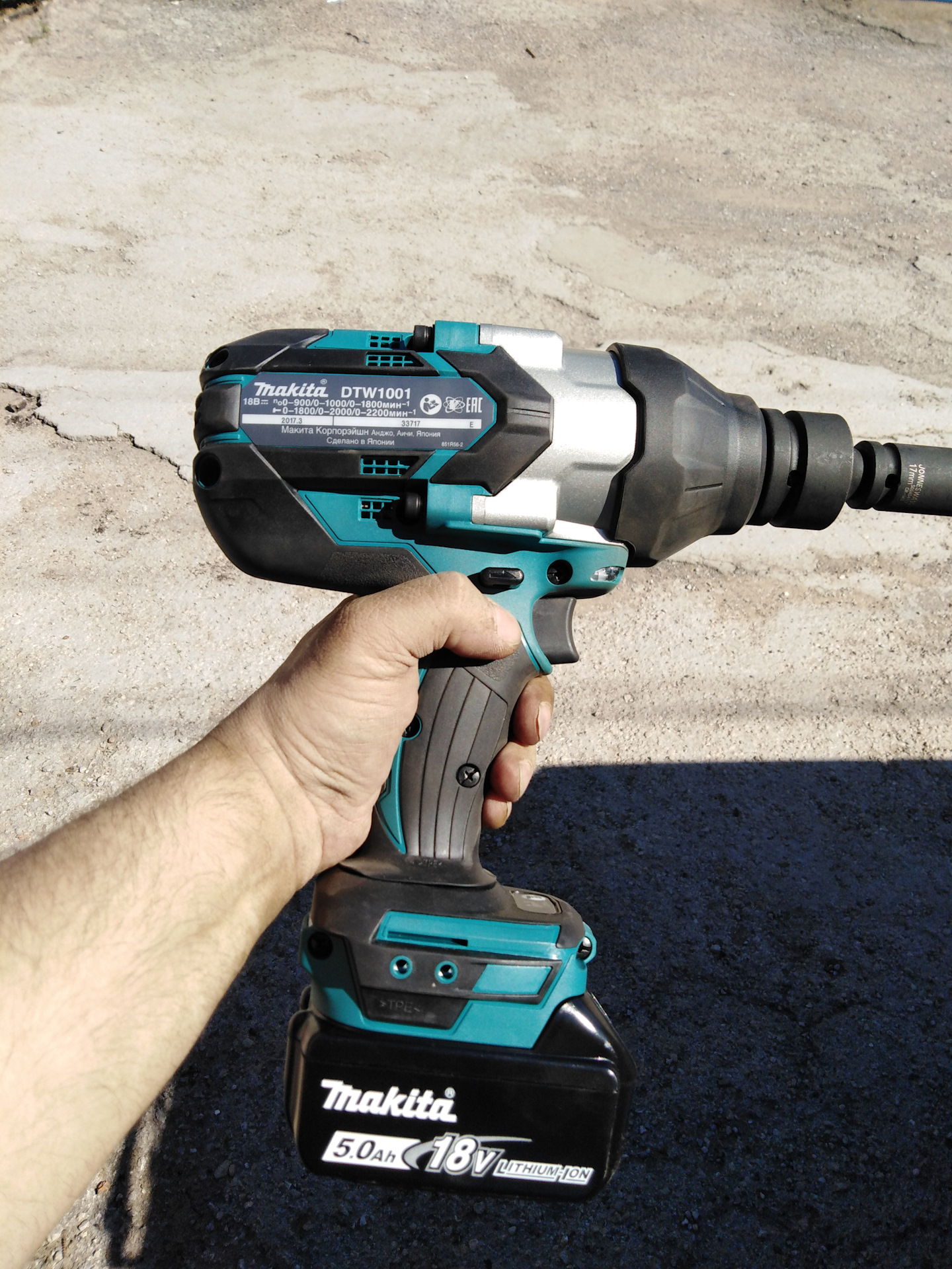 Makita dtw700z. Гайковерт Макита DTW 700. Аккумуляторный гайковерт Макита 1300. Гайковерт Макита 18. Гайковёрт аккумуляторный Макита 18 вольт.