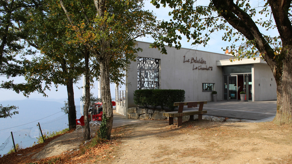 Ресторан. Видите на крыше группу посетителей? Говорили по-русски. Впрочем это было понятно издалека по лицам :) — Audi A4 (B9)