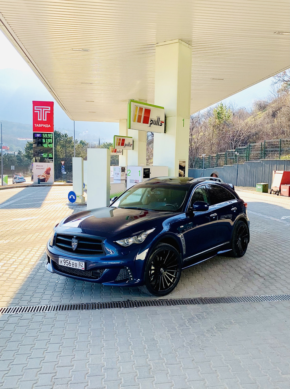 На заправку — Infiniti FX (2G)