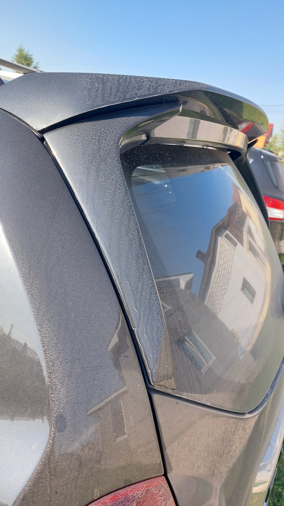 Установка заднего спойлера "Альбатрос". — Renault Duster (1G), 2 л ...