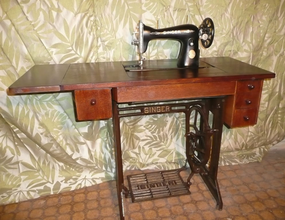 Старая швейная машинка в интерьере (89 фото)