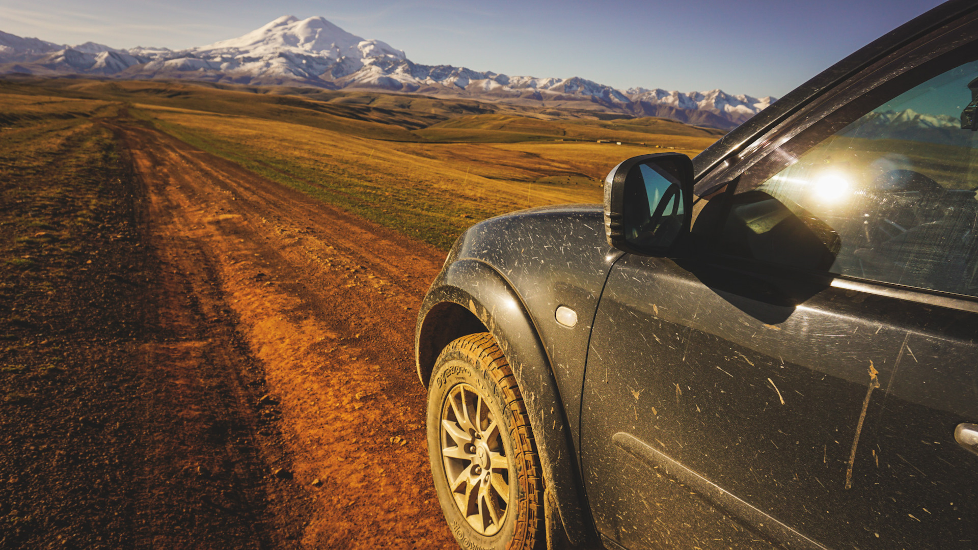 треккинг по хребту аибга. хребет аибга 3. девушка с серпантином. машина на серпантине. треккинг красная поляна сочи.