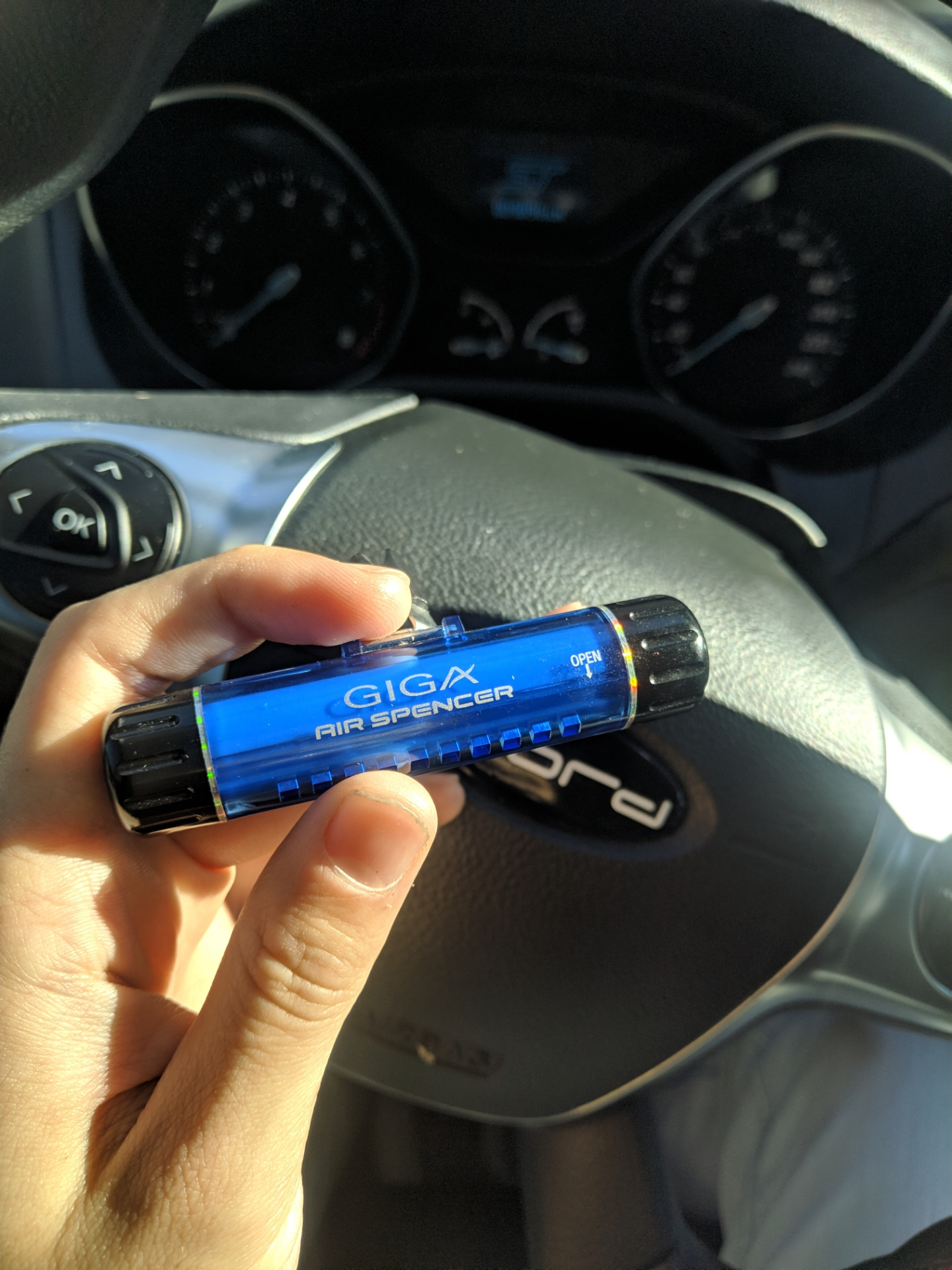 Ароматизатор форд фокус 2. Ароматизатор eikosha на дефлектор. Освежитель воздуха на дефлектор. Войлочный ароматизатор в машину. Ароматизатор форд фокус 3.