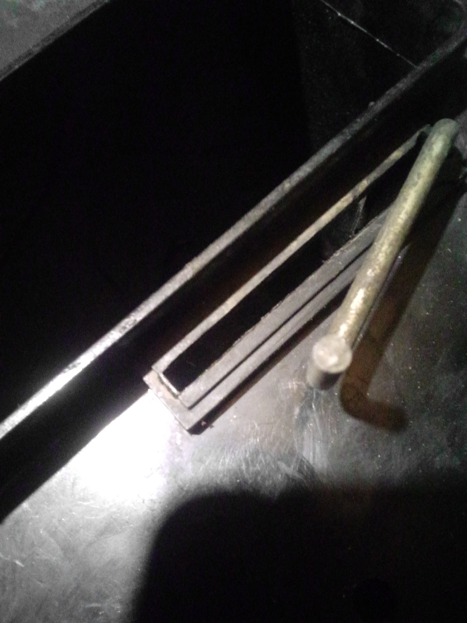 Потерял планку из этой щели. Заклеял стп и прикрутил полоску АМц. — Lada 2120 Надежда