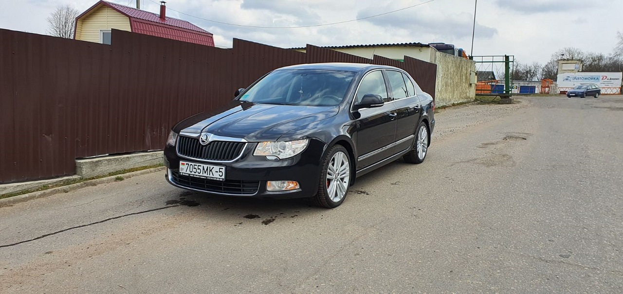 Такси черноморское. Skoda Superb Trinity. Trinity Black r18 Octavia. Superb mk2 черный. Шкода Суперб 3 диски Тринити.