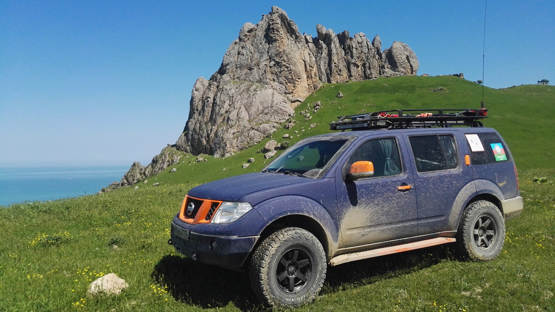 Патфайндер бездорожье. Nissan Pathfinder r51 off Road. Nissan Pathfinder Salsa 808. Расширители арок Pathfinder r51. Ниссан Патфайндер новый на бездорожье.