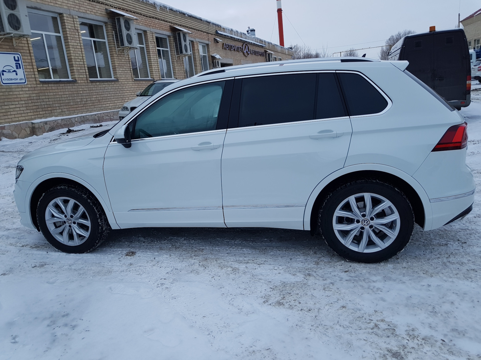 Немного индивидуальности. Покрасил юбку в цвет. — Volkswagen Tiguan (2G), 2  л, 2018 года | стайлинг | DRIVE2