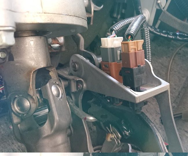 два конечника педали тормоза. вид сбоку. круизный с двумя проводами (черный, ближний) — Nissan Leaf (1G)