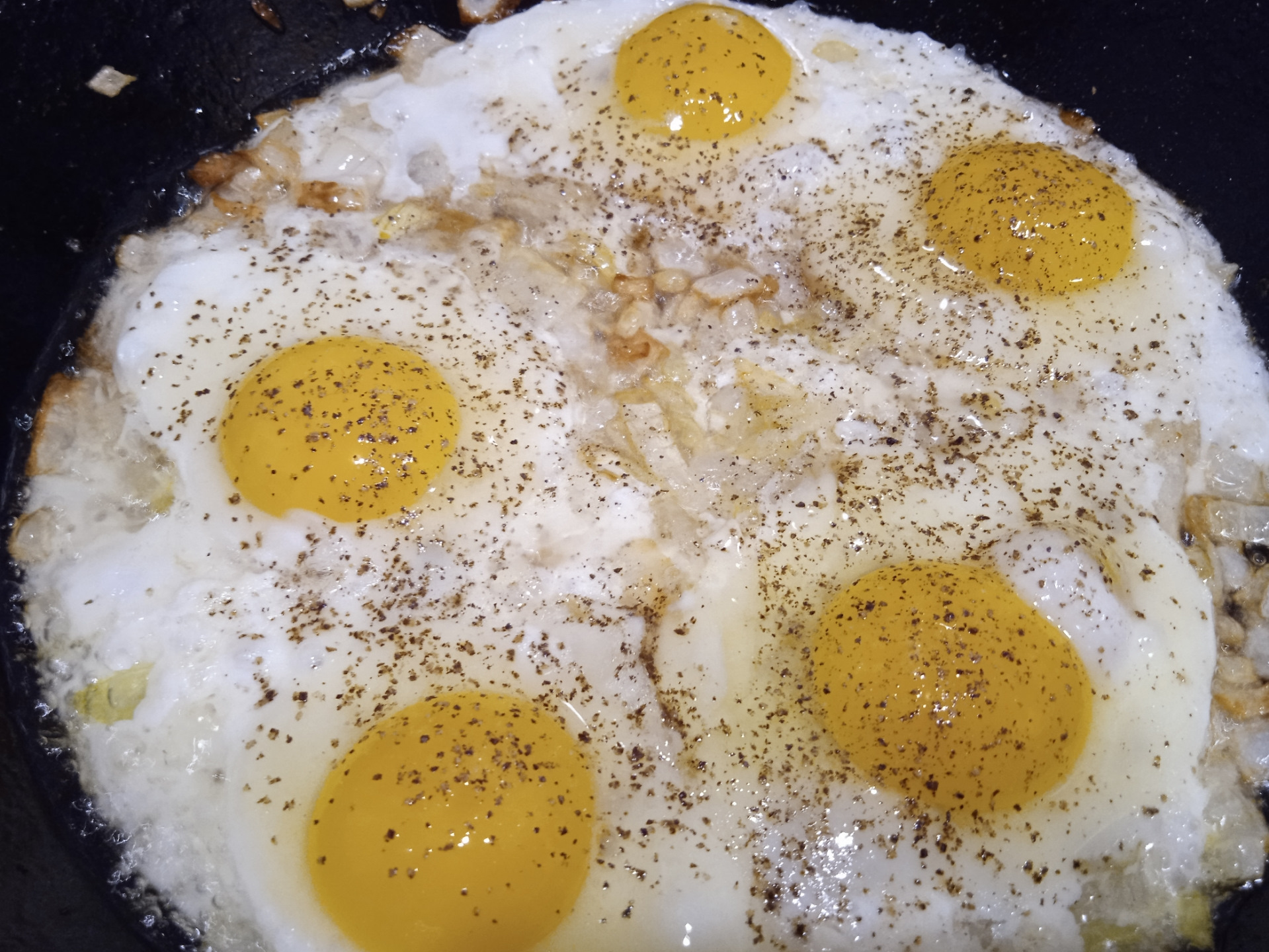 1 жареное яйцо без масла. Утренняя яичница. Сырое яйцо на завтрак. Глазунья на пите. С добрым утром с яичницей прикольные смешные.