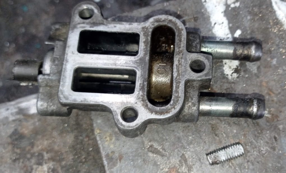 просто болт сплющенный. туго вставленный и закерненный — Toyota Funcargo