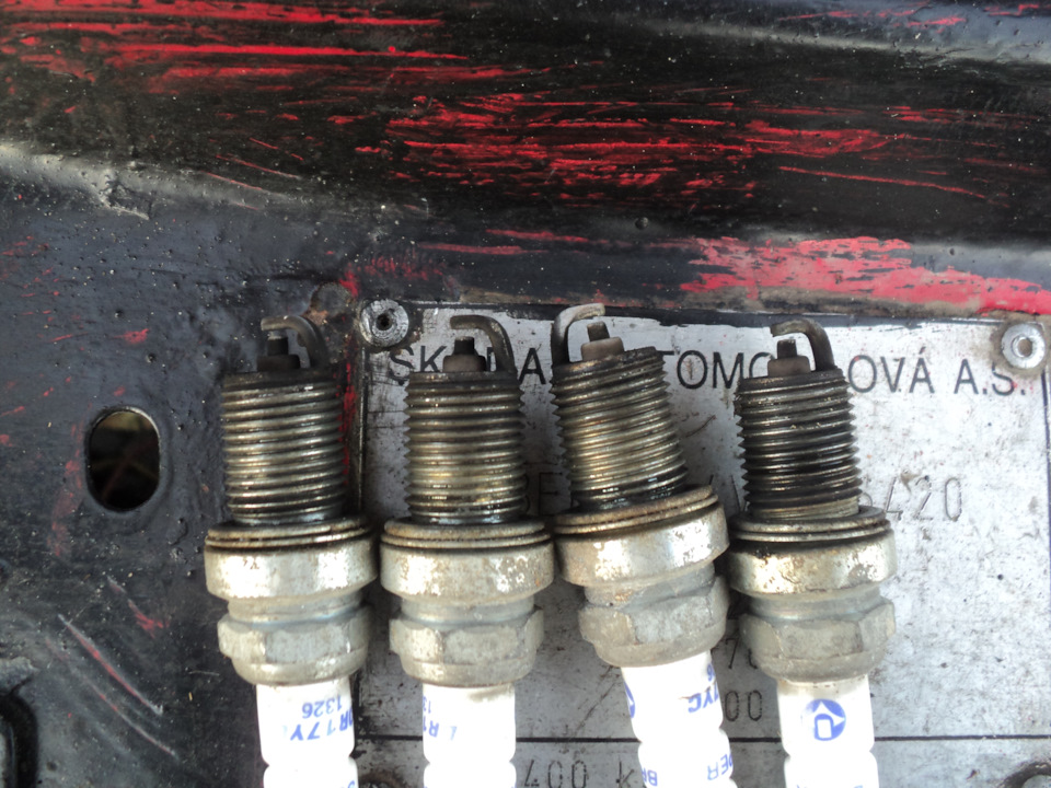 Заменил верхнюю опору двигателя (КПП?), свечи и пришлось по-быстрому ...