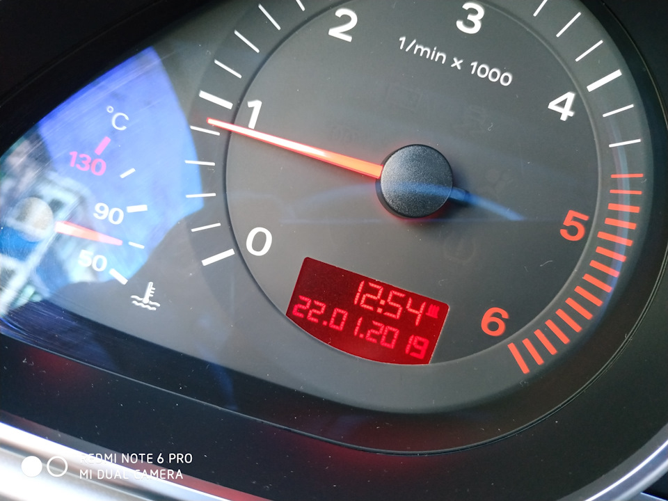 Индикация работы отопителя возле часов на приборке — Audi Q7 (1G). Запчасти на фото: 22012010