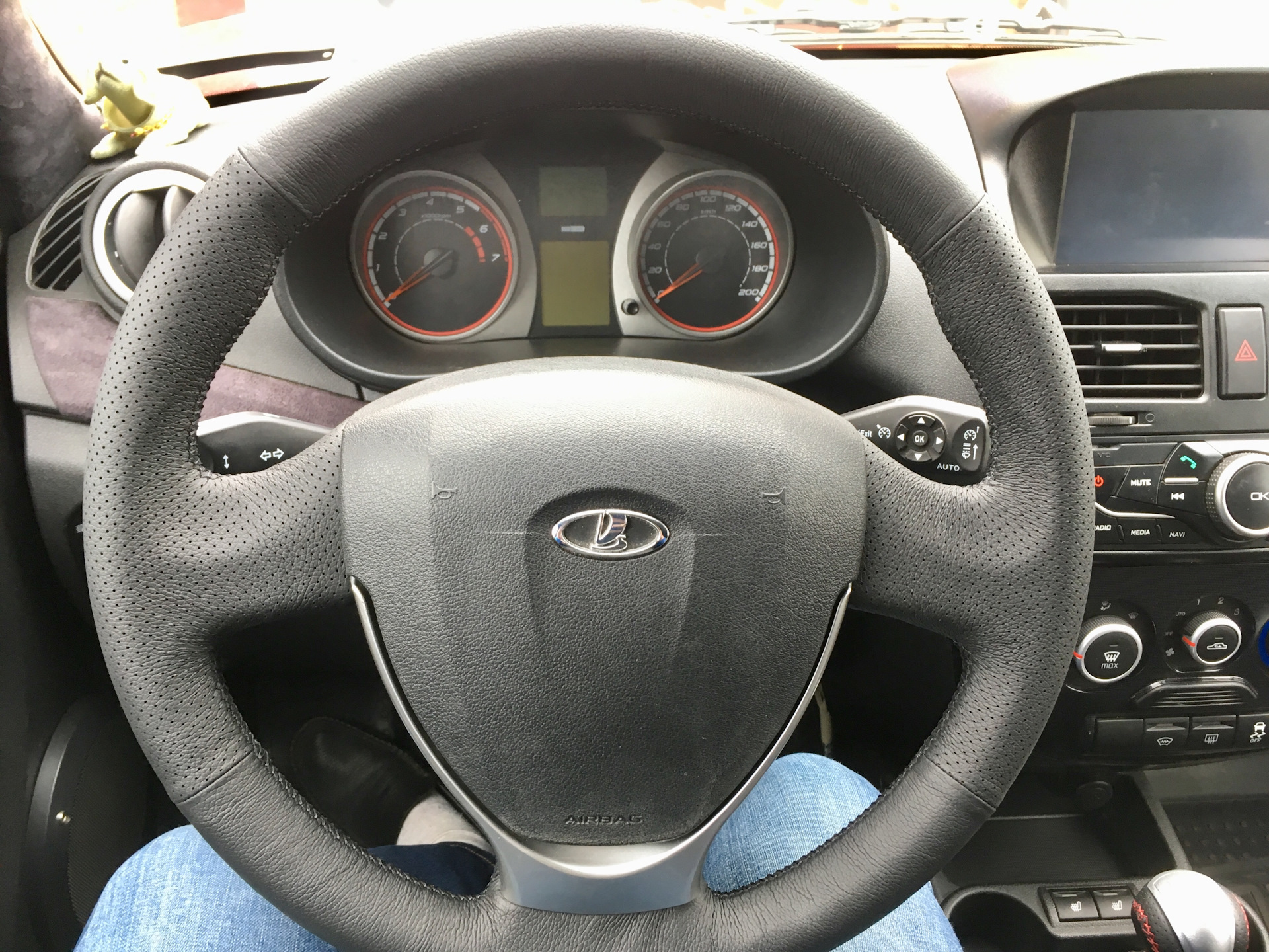 Руль в кожу — Lada Калина 2 хэтчбек, 1,6 л, 2016 года | аксессуары | DRIVE2