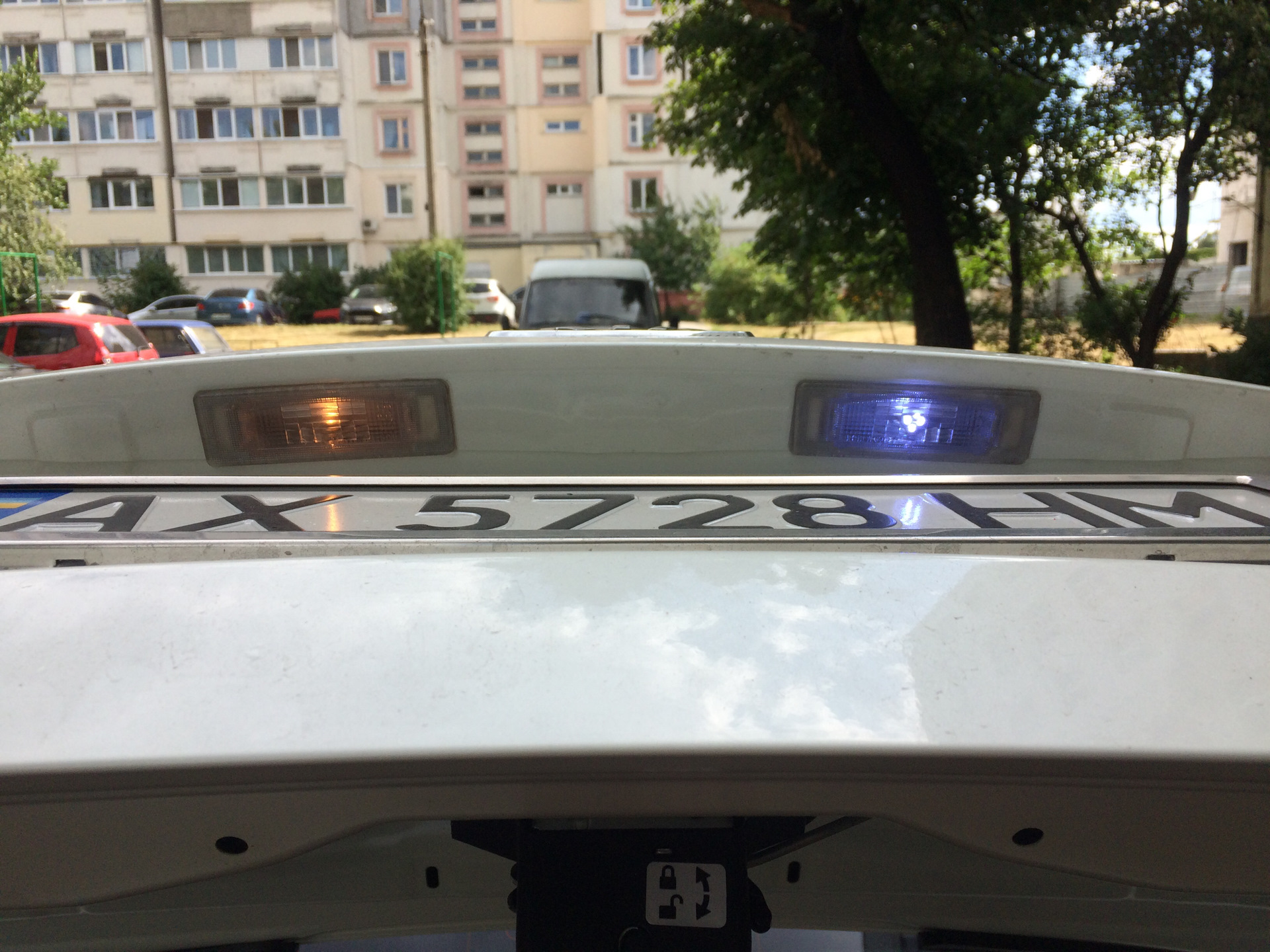 Как поменять лампочку подсветки номера киа оптима