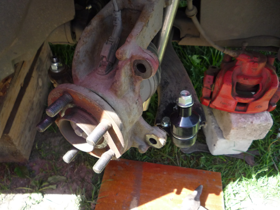 Та же эпопея на правой стороне…силы уже на исходе.все снимать не было сил и возможности, весь в мазуте и терпения уже не оставалось. — Ford S-Max (1G)