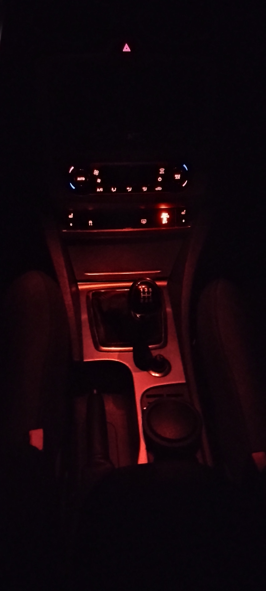 Установка плафона освещения заднего ряда сидений и подключение ...