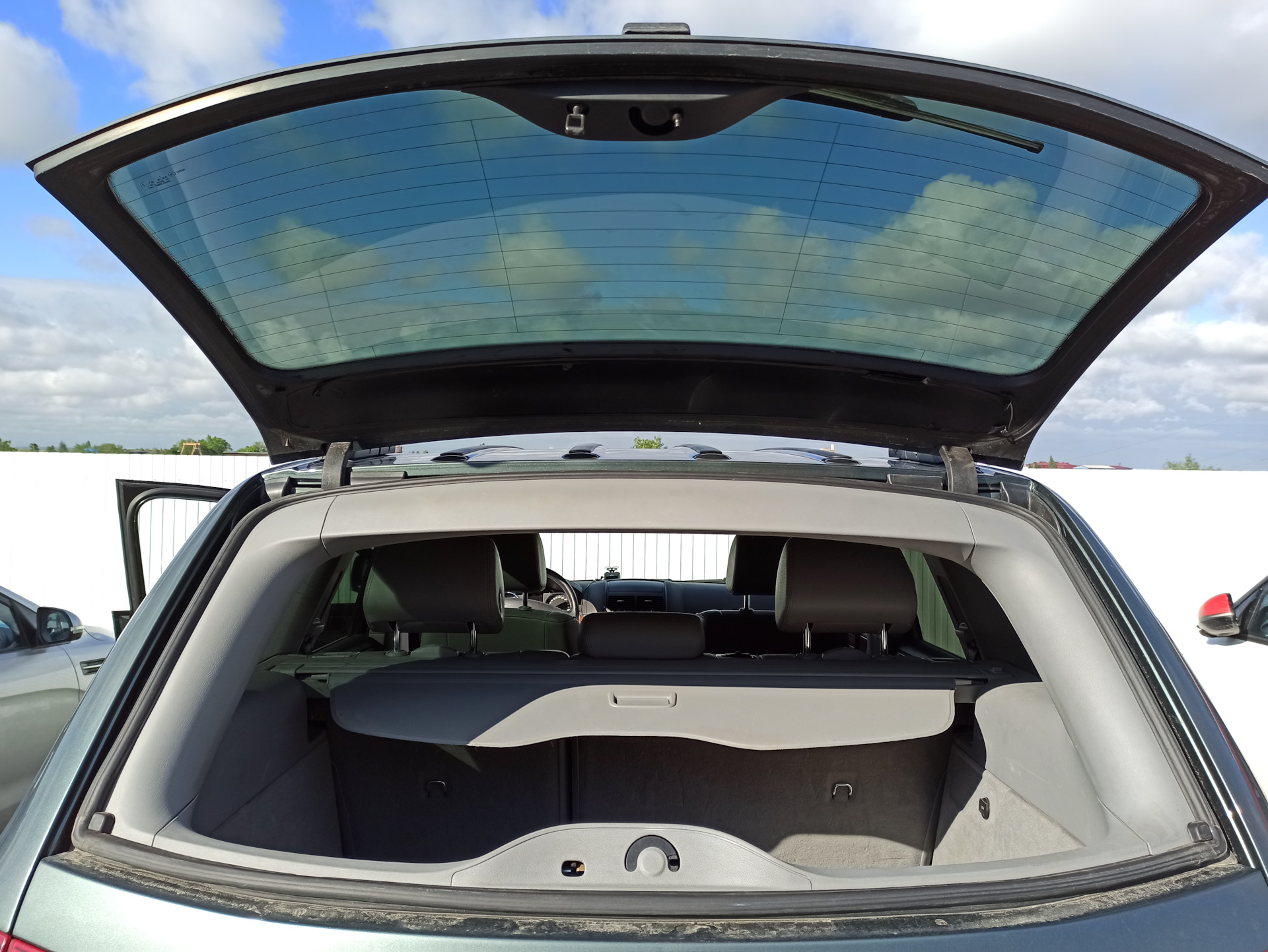 Рено лагуна универсал багажник. BMW e61 стекло багажника. Открывающиеся стекло багажника. Универсалы с открывающимся стеклом. Универсалы с открывающимся стеклом багажника.