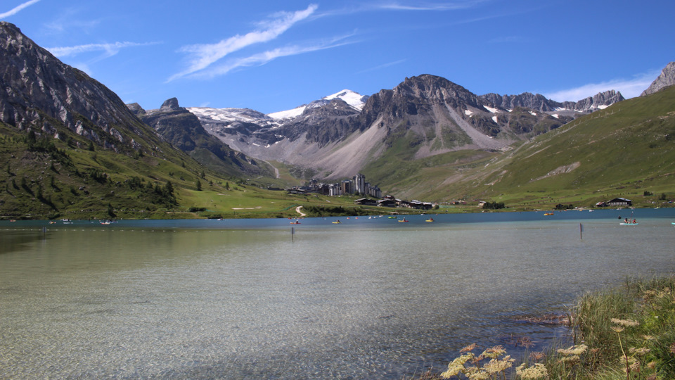 Заехав в бесплатный (по крайней мере так было в августе 2020) паркинг (Parking Du Lac 3) и выйдя из его замысловатых лабиринтов на свежий воздух, перед глазами открывается вот такая картина. Озеро Тинь (lac du Tignes). — Audi A4 (B9)