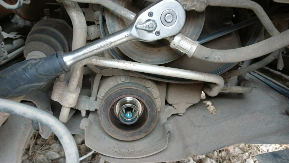 Ремень снимал и славил так. Выкрутил свечи, для того чтоб легче крутить. Одной рукой вращал коленвал за болт шкива. Другой стаскивал ремень. Одевал так же. — Ford Focus Sedan II