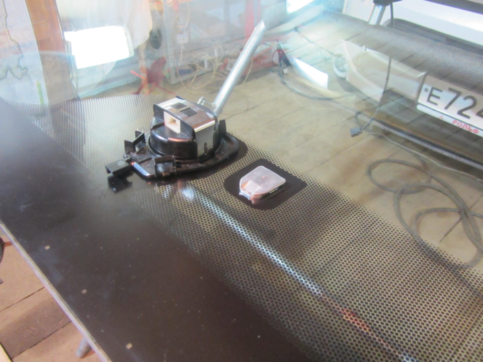 Переклеенные на новое стекло датчик дождя и пятак под зеркало — Mitsubishi Outlander (3G)