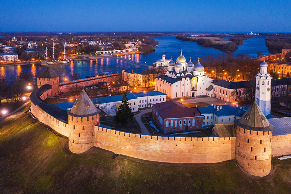 Где центр великого новгорода. Новгородский Детинец Великий Новгород. Новгородский Кремль Детинец. Великий Новгород Кремль Детинец. Новгородский Детинец достопримечательности Великого Новгорода.