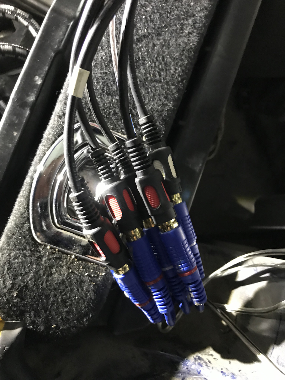 Музыка часть2 — Volkswagen Touareg (2G), 3 л, 2010 года | автозвук | DRIVE2