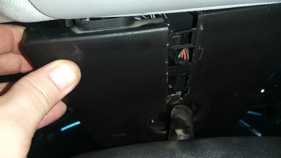 растегиваем 2 половинки крышек перед зеркалом заднего вида- это просто — Cadillac SRX (2G)