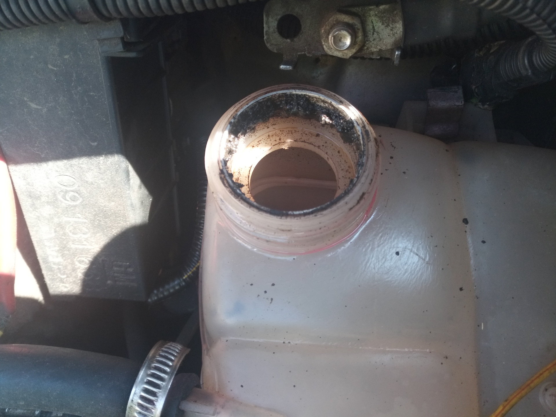 Датчик уровня охлаждающей audi a5. Датчик уровня охлаждающей жидкости панель приборов. Датчик антифриза mb actros. Антифриз ошибка. Датчик уровня масла audi q5.