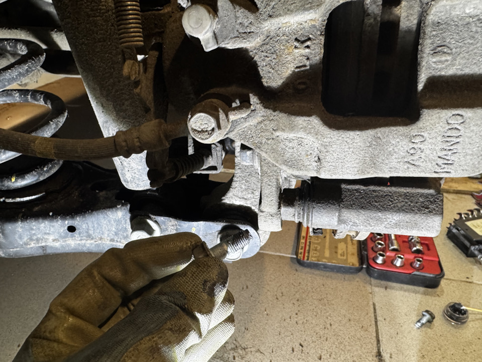 Далее ставим суппорт на место и смазав болт, закручиваем его на место. — KIA Sorento (4G)