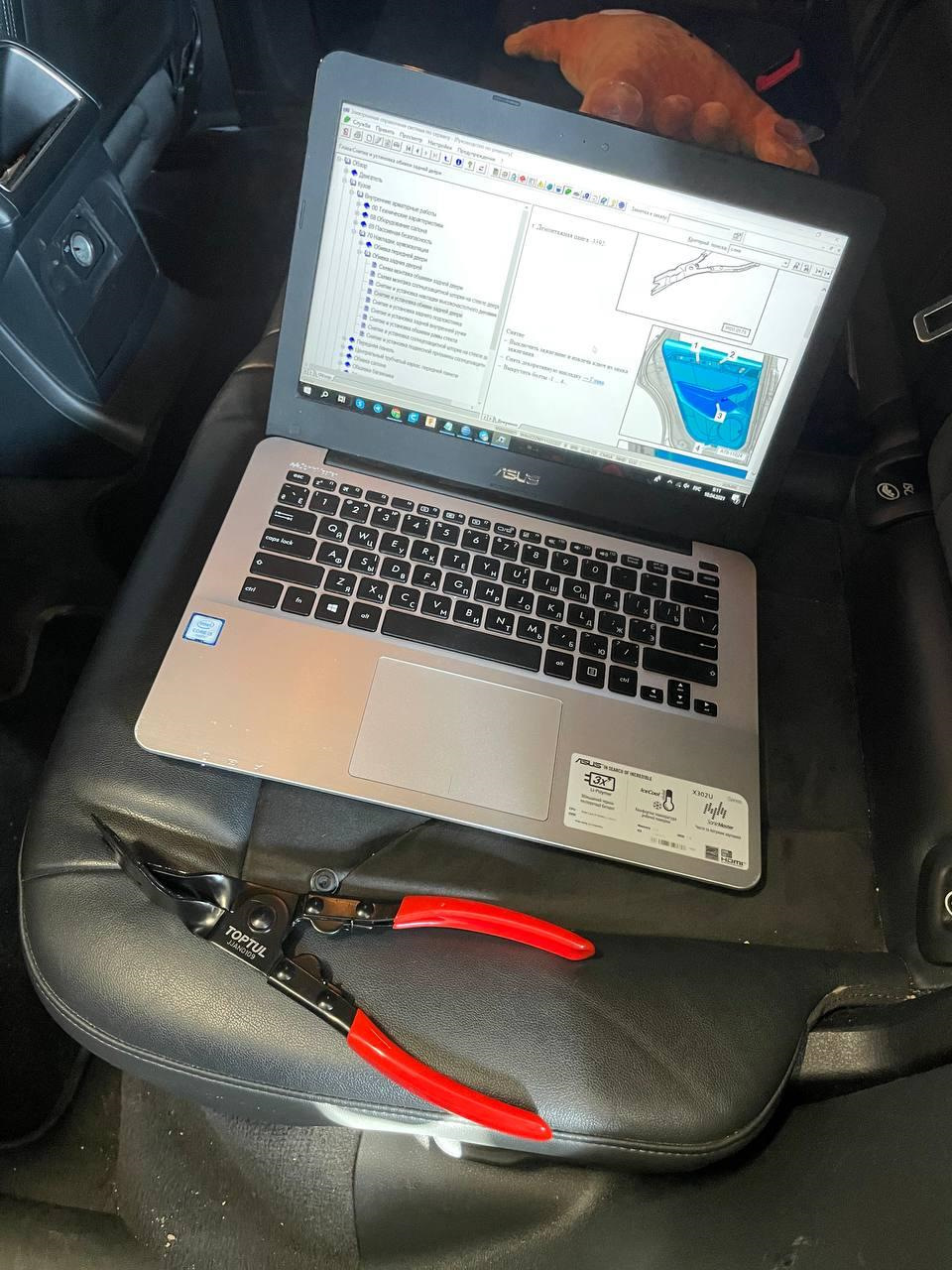 Замена механизма открывания двери #2 — Audi Q5 (1G), 2 л, 2011 года ...