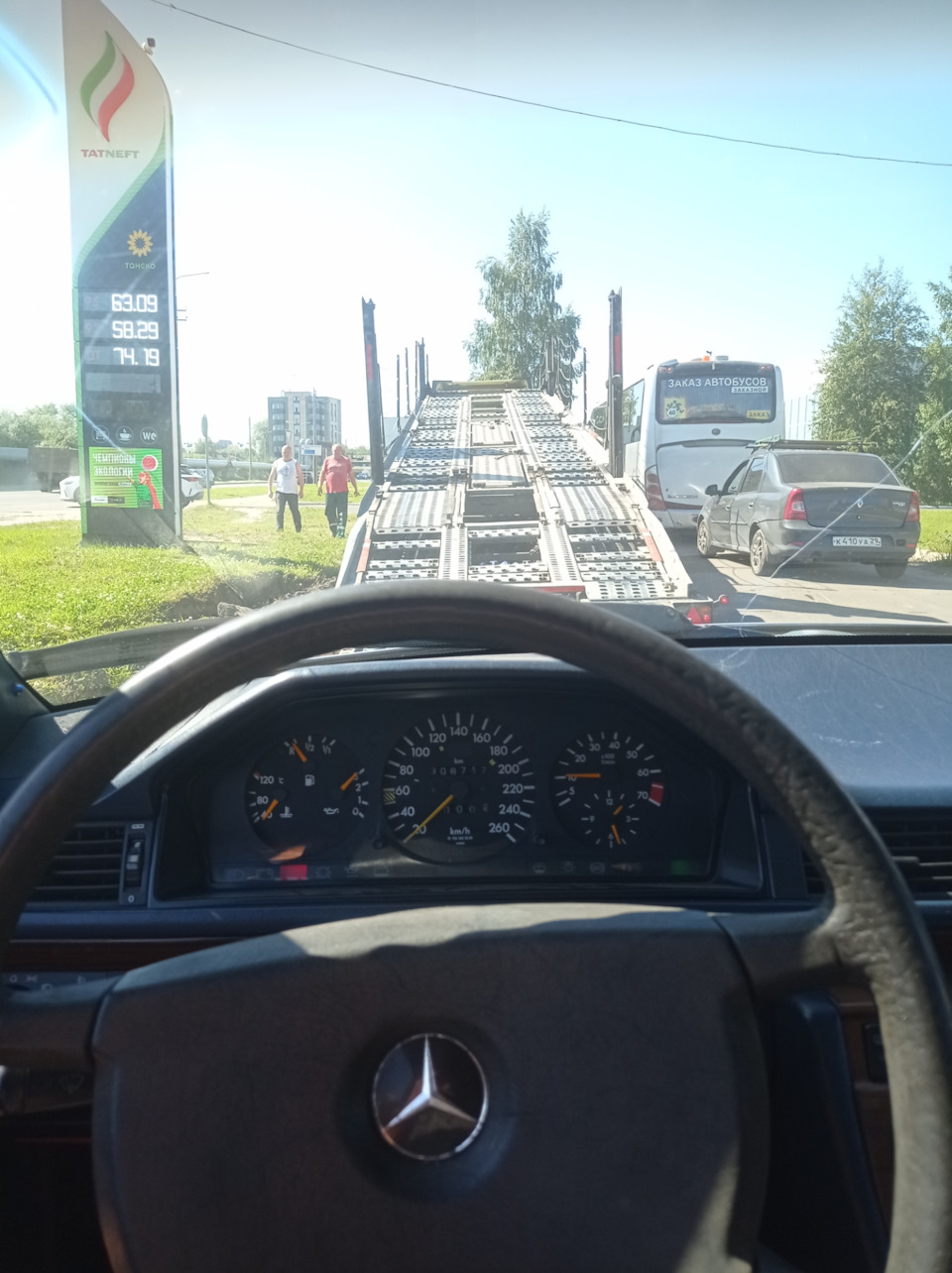 по обочине. и на взлёт — Mercedes-Benz E-Class (W124)