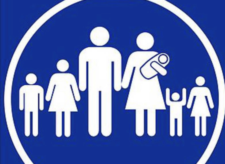 Общественный транспорт многодетным семьям. Многодетность символы. Знак семьи. Символ многодетной семьи. Социальная защита семьи.