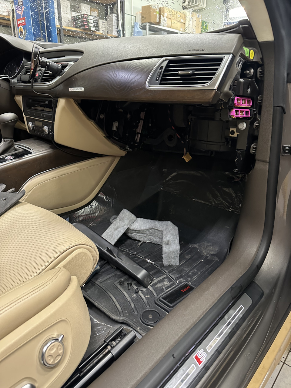 демонтируем перчаточный ящик — Audi A7 Sportback (1G)