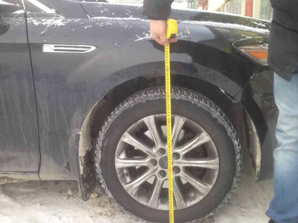 Krok 23 — Tył: połącz dolne mocowanie amortyzatora z wahaczem; dopiero na kołach dokręć elementy gumowo‑metalowe. — Ford Mondeo Mk4 FL