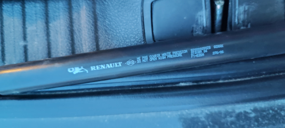 Амортизаторы крышки багажника — Renault Laguna II, 1,6 л, 2006 года ...